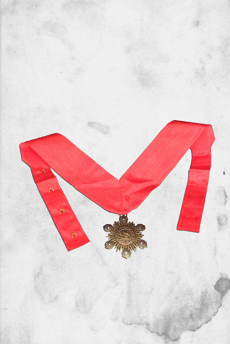 Universal Monsters - The Medallion Of Dracula Prop Replica 7 Universal Monsters - The Medallion Of Dracula Prop Replica - Image 5