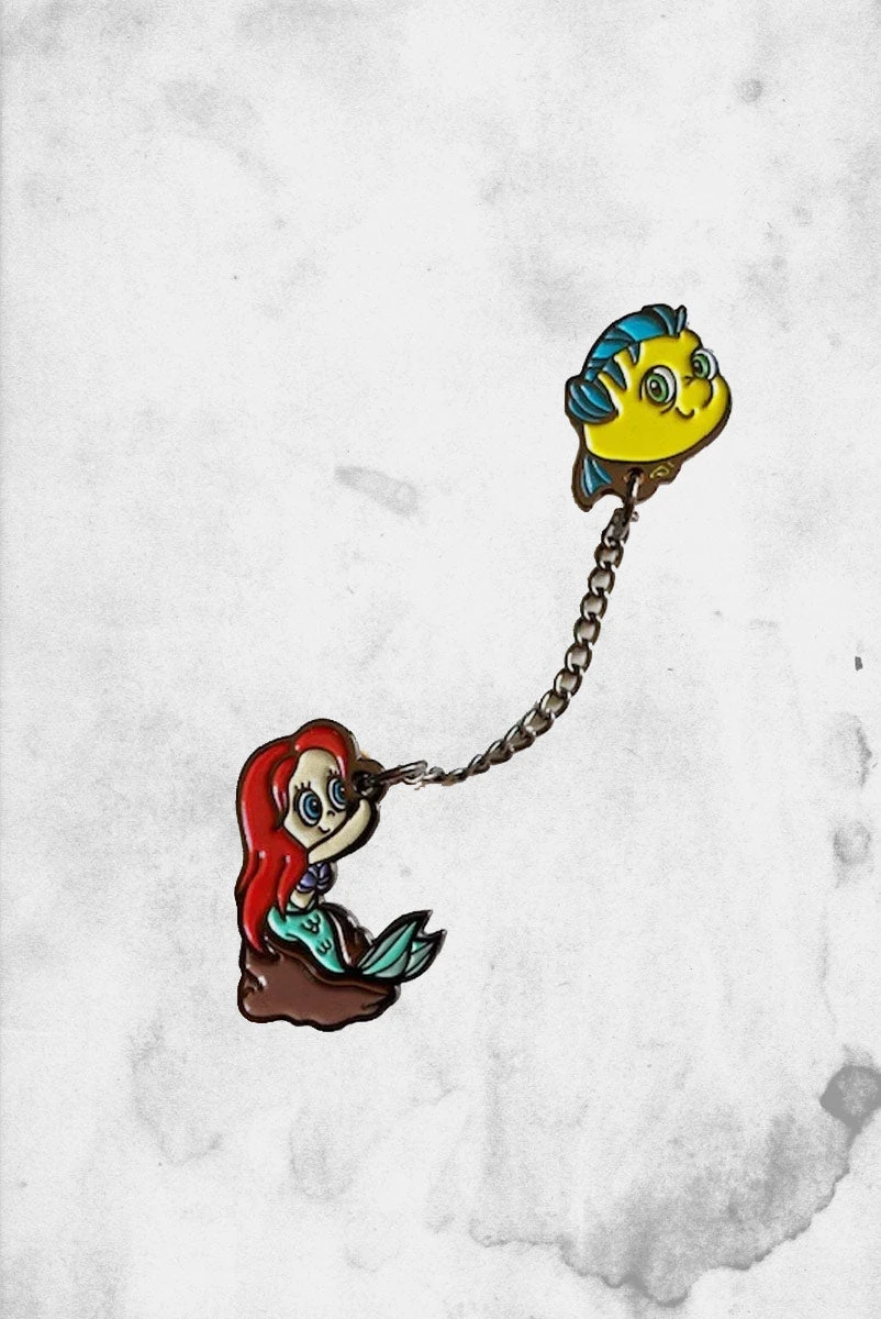 Flounder & Ariel Chain (Enamel Pin) 3 Flounder & Ariel Chain (Enamel Pin)