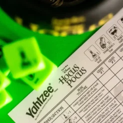 USAopoly Hocus Pocus - Yahtzee 9 USAopoly Hocus Pocus - Yahtzee -Mortem Horror Shop hocus pocus yahtzee game